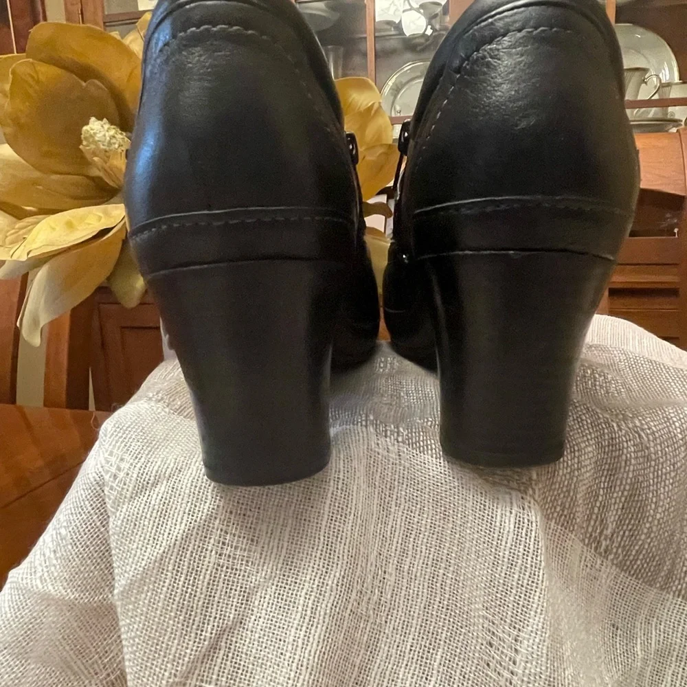 Clark’s artisan casual heels. - Picture 5 of 5